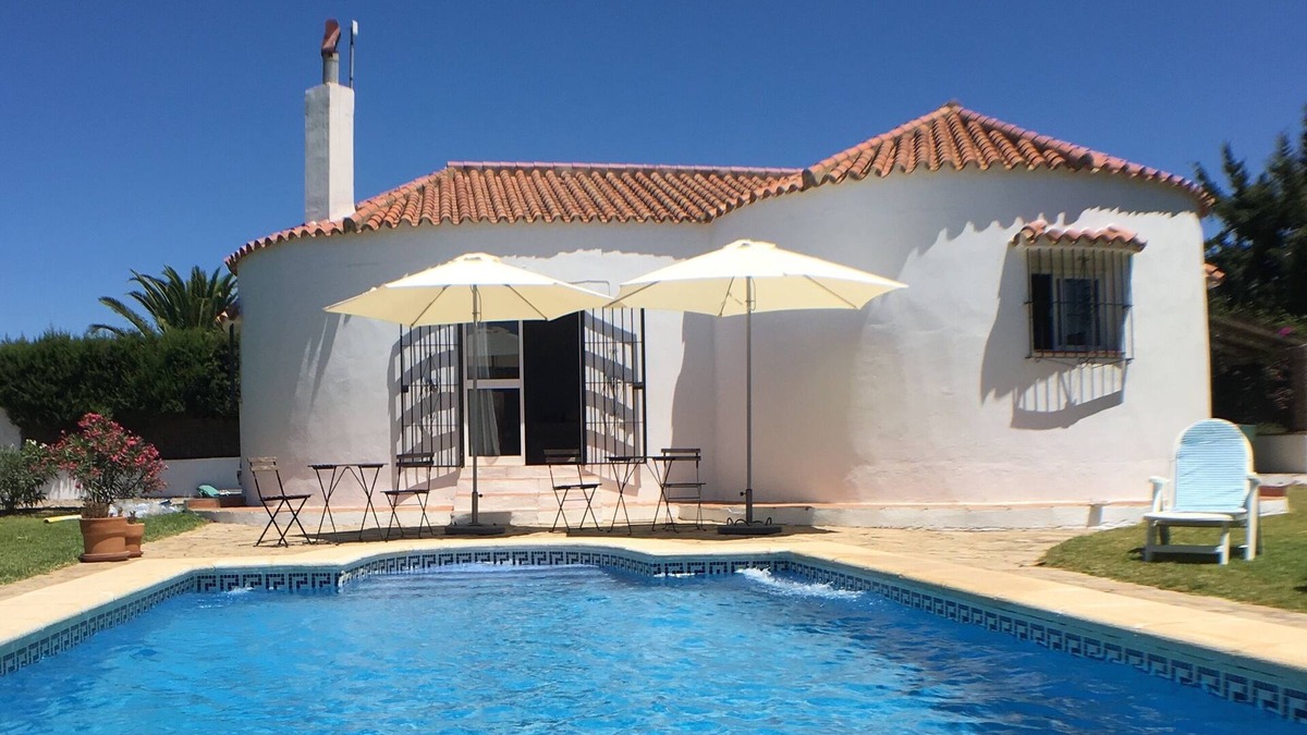 Conil de la Frontera Villa | Country Villa with large lawned garden & private Pool: 10 minutes from beach