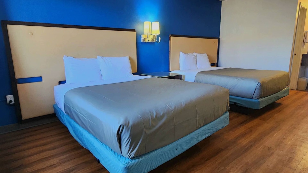 Miner Hotel | Country Yard Inn and Suite