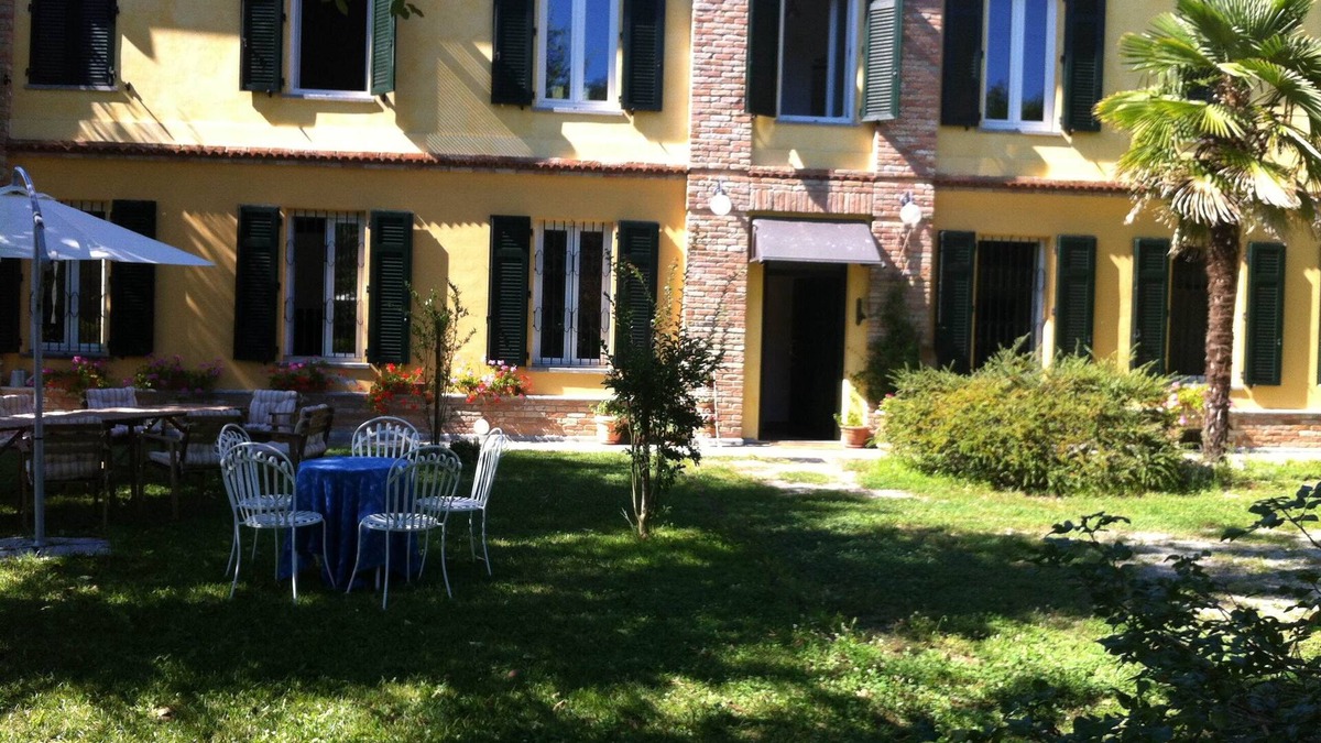 Rocca D'Arazzo Villa | Countryfarm "Bellaria" between Langhe and Monferrato region
