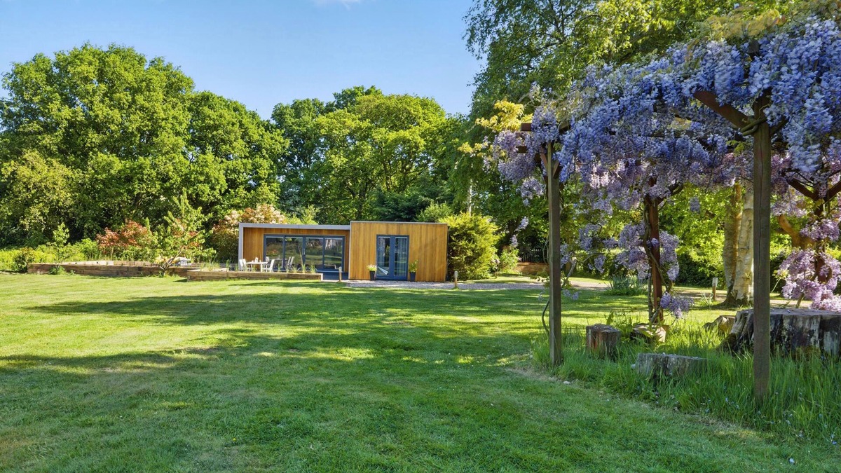Broad Oak Apartment | Countryside Annex- Sleeps 2, Free Parking & Garden