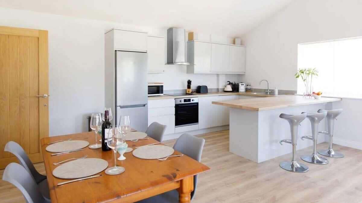 Birdham House | Countryside Bungalow for 4 Close to Beaches