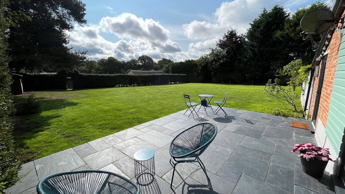 Godstone House | Countryside bungalow with off-road parking
