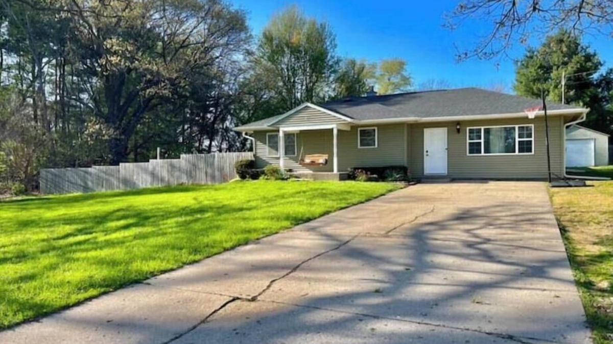 Dixon House | Countryside Charm : 3BR, 2BA + 1 Acre Of Land
