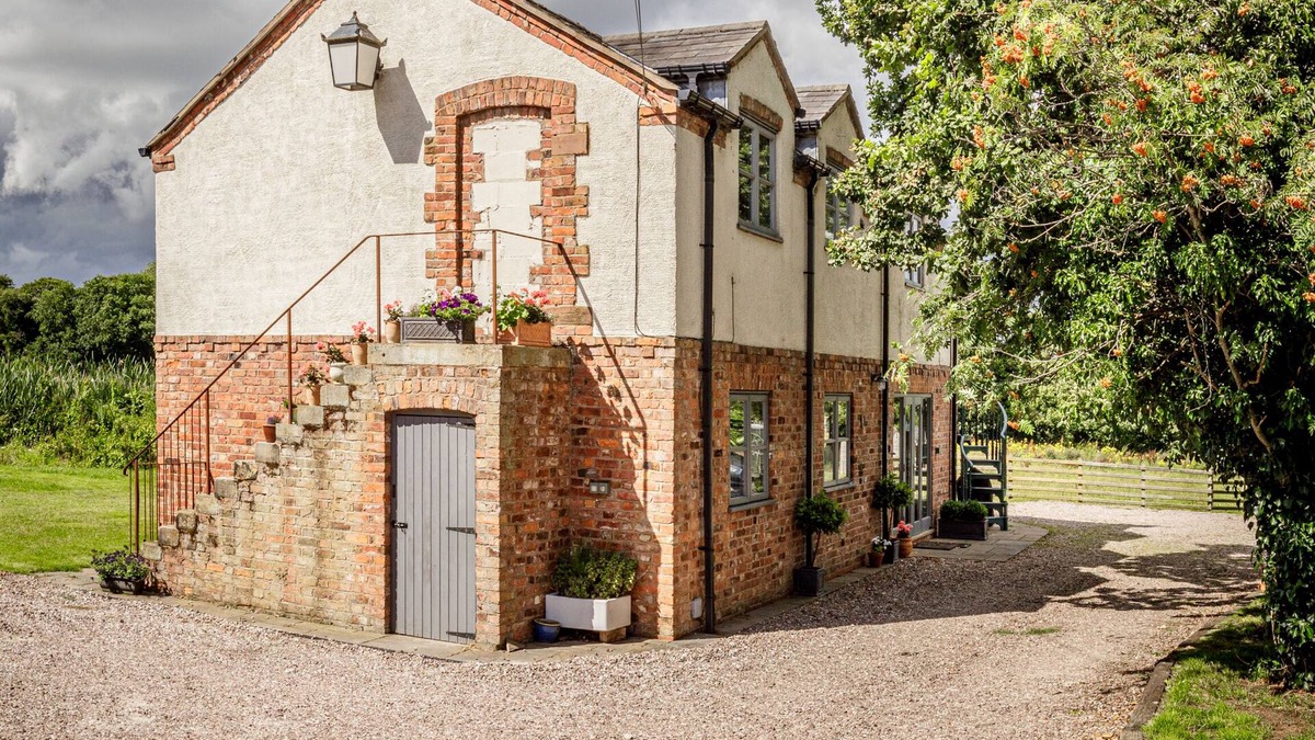 Cymau Cottage | Countryside Coach House near Chester