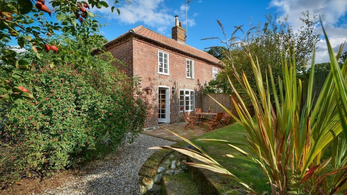 Itteringham Cottage | Countryside cottage with WiFi & free private parking close to Blickling Hall