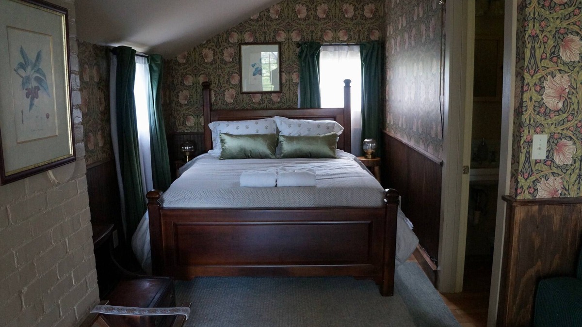 Montpelier Cottage | Countryside Cottage with Private Deck