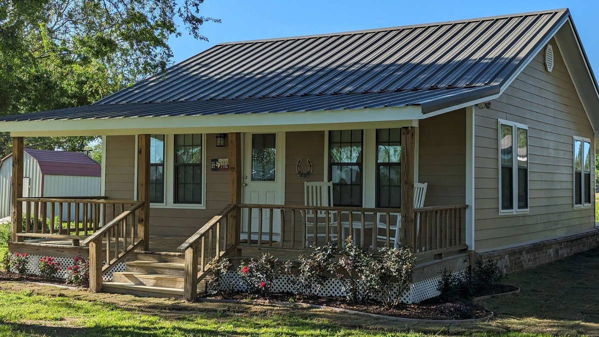 Anderson County House | Countryside Cowboy Cabin is only minutes from Frankston and pet friendly!.