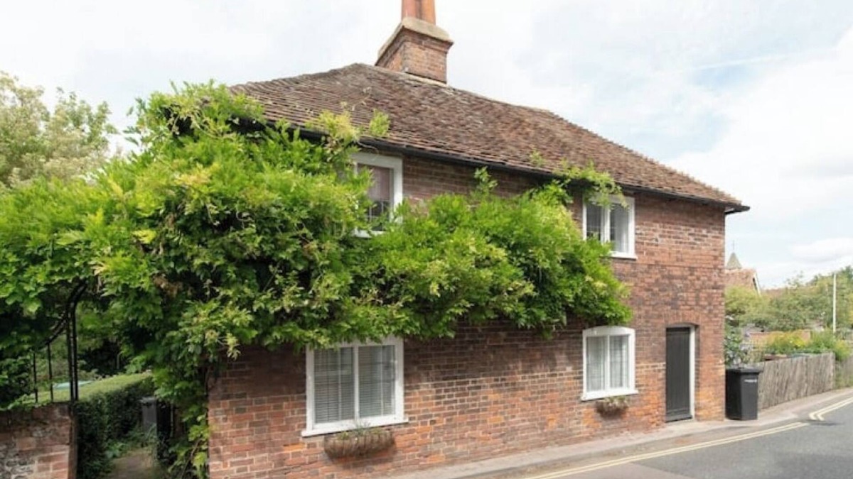Cobham Cottage | Countryside Escape in Beautiful Cosy Cottage