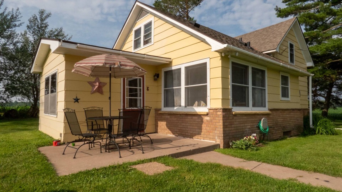 Balsam Lake House | Countryside gem right by the lake!