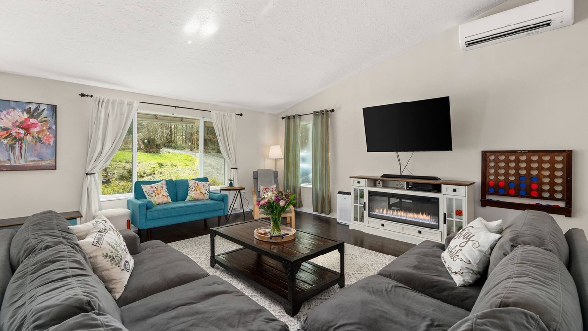 Centralia - Chehalis House | Countryside Getaway: King beds, fire pit, and fast wifi!