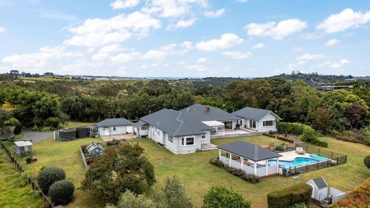 Whitford House | Countryside Haven Retreat with Pool and Deck