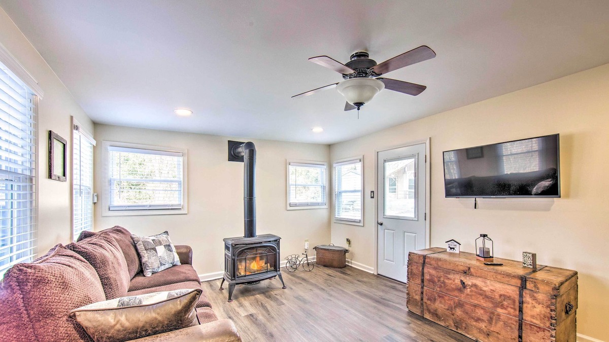 Green Point House | Countryside Home w/ Fire Pit - Steps to Lake!