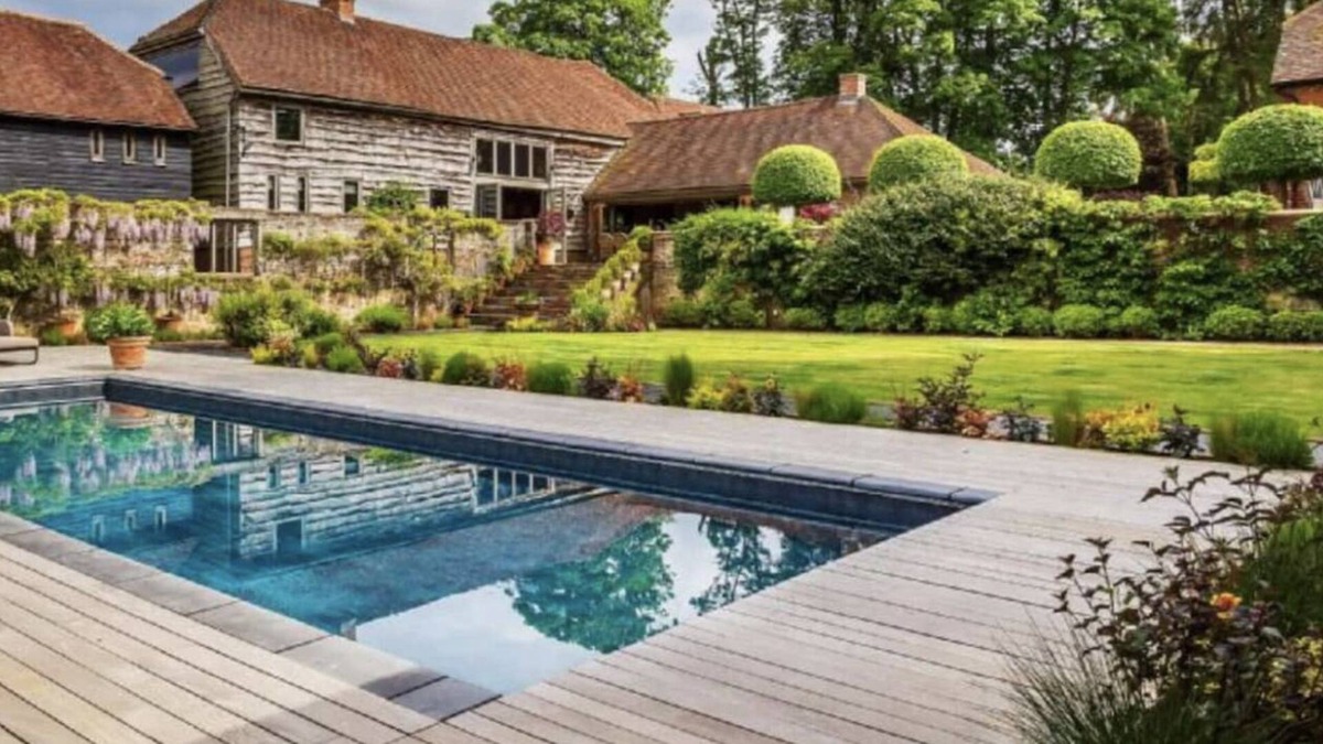 Godalming House | countryside Luxury Barns & Spa estate Pool Sauna gym in Surrey 1 hour to London