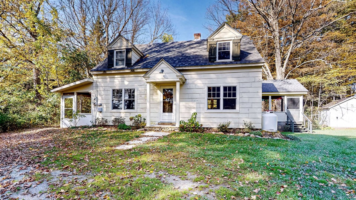 Sunderland House | Countryside mountain-view retreat with screened-in porch, near skiing & golf