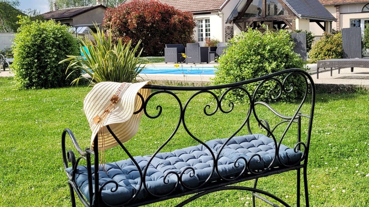 Bailleau-l'Eveque Cottage | Countryside Retreat with Pool, Spa, Near Chartres – Sleeps 12