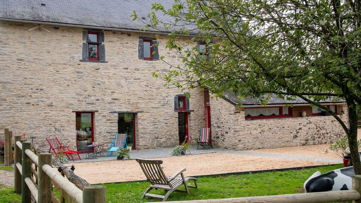 Pannece Cottage | Countryside Retreat with Private Pool, Fireplace, and Electric Bike