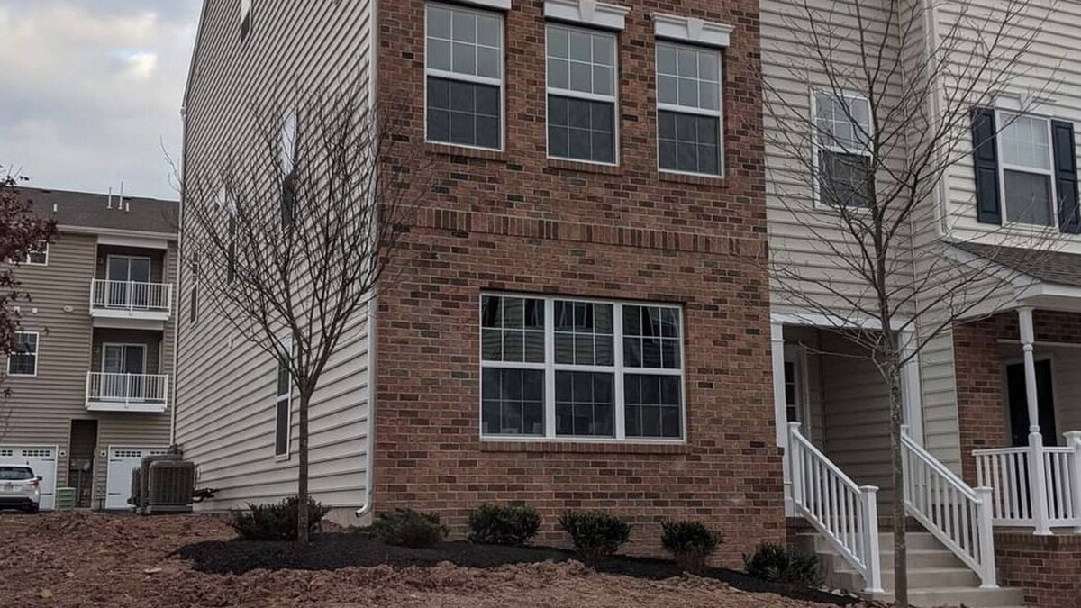 Palm House | Countryside townhouse close to the big city!