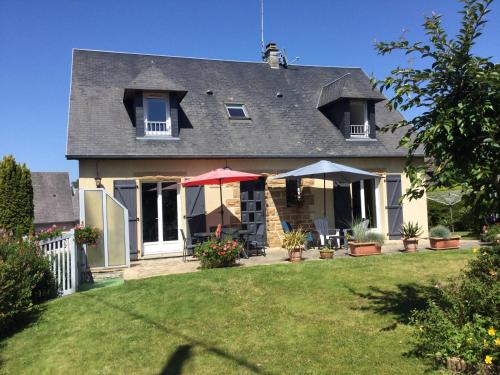Anctoville-sur-Boscq House | Coup de cœur assuré ! CALM Comme à la Maison ! maison spacieuse avec grande terrasse pour 2 à 5 personnes proximité Granville et mer avec wifi et parking gratuits