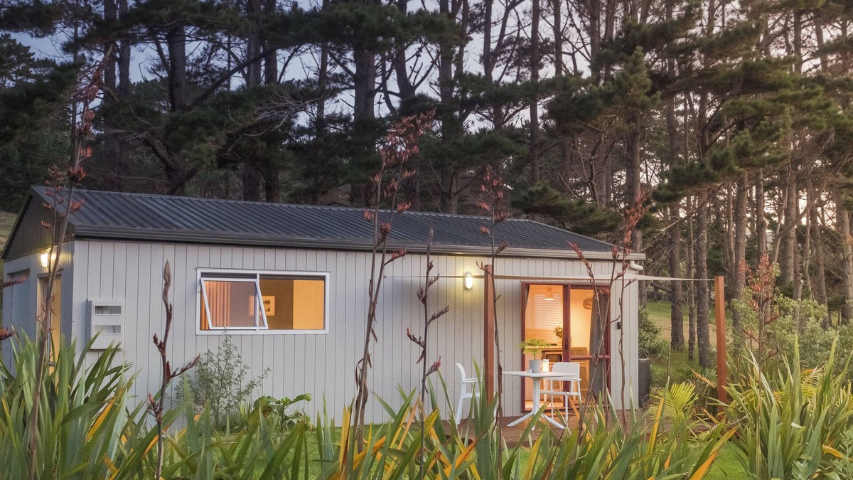 Te Henga Cottage | Couple Getaway in Idyllic Bethells Beach/Te Henga