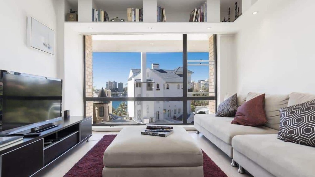 Elizabeth Bay Apartment | Couple's Getaway in Elizabeth Bay with Parking