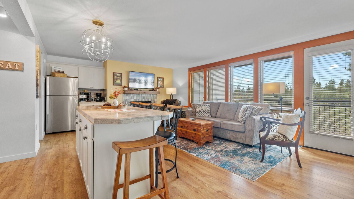 Bend Condo | Couple's Paradise in the Pines! Resort Perks!
