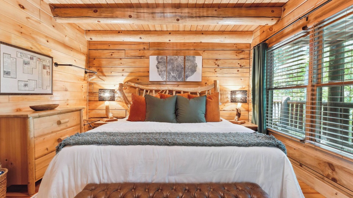 Wears Valley Cabin | Couple's Retreat! 1mi to GSMNP! Private & Peaceful + Treehouse Vibes!