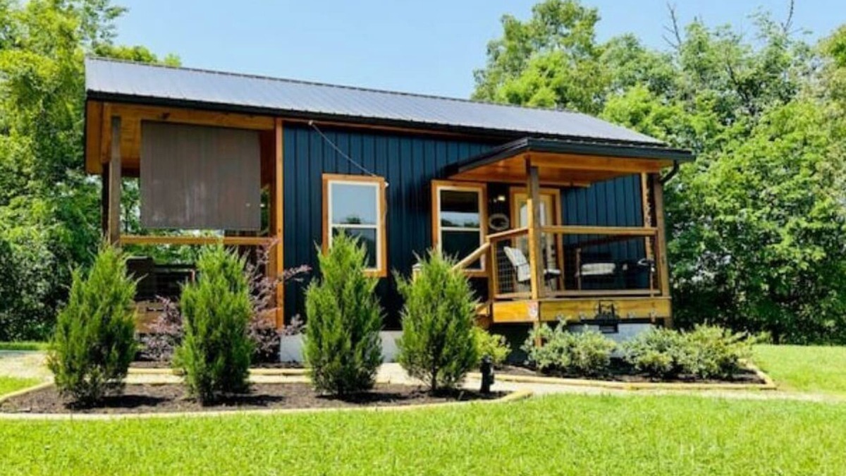 Sevierville Cottage | Couple's Retreat: HotTub-FirePit-Grill-Pets-Wifi