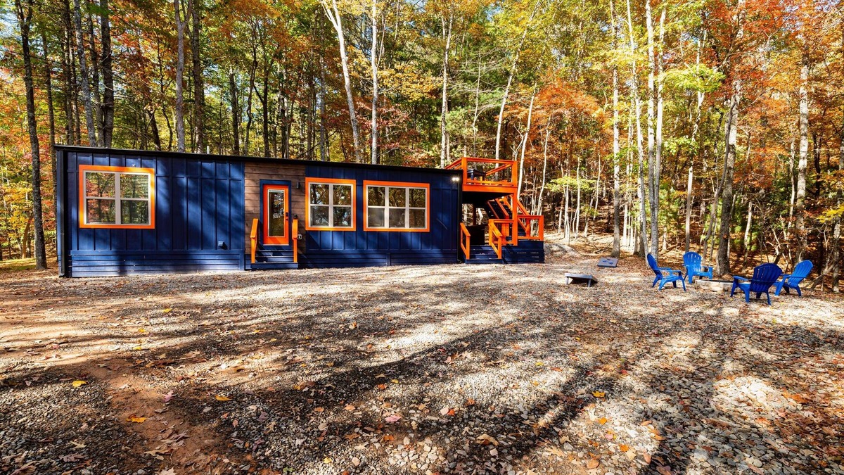 Hemp Cabin | Couples! Bigfoot Tiny Home, Hot Tub, Firepit, Roof top deck! New cozy cabin