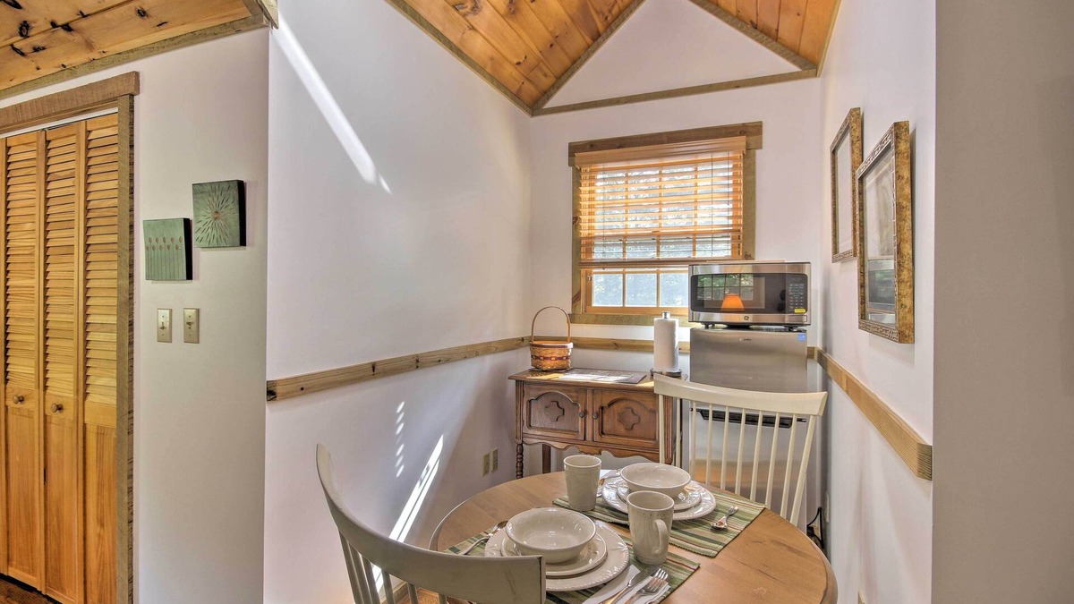 Berkeley Springs Cottage | Couples Cabin - 5 Mi to DT Berkeley Springs!