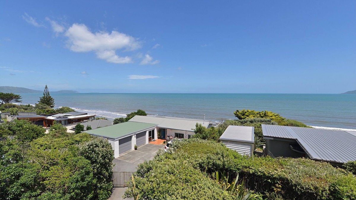 Raumati South House | Couples Getaway At The Beach