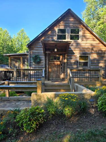 Dahlonega House | Couples Getaway Cabin with a Loft - Firepit - Creek