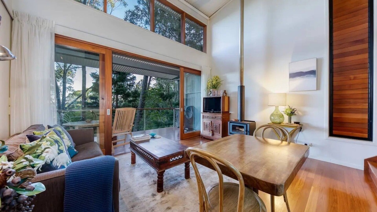 Mapleton Villa | Couples Getaway. Sunshine Coast Hinterland. Cosy with Fireplace. Pet-Friendly!