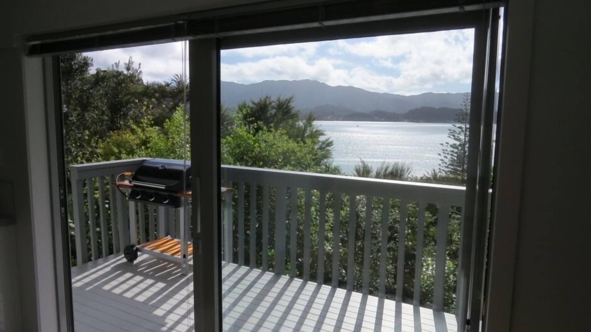 Coromandel Apartment | Couples Getaway with Stunning Views of Harbour and Mountain Ranges