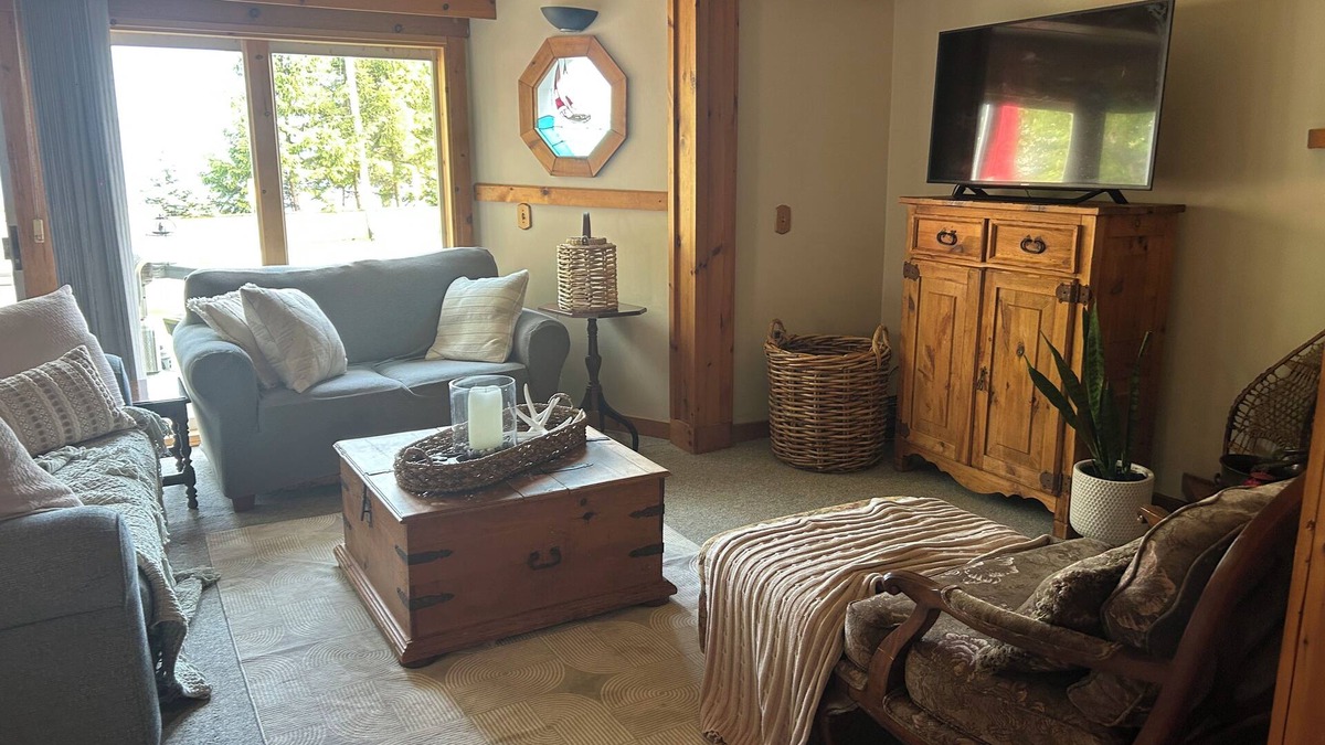 Selkirk House | Couples/Girls Getaway Retreat Cozy Lake View Cottage- Sip Wine, Watch Sunsets