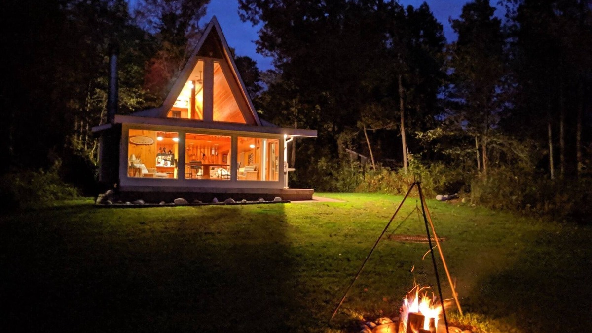 Irons Cottage | Couples Retreat on the River.