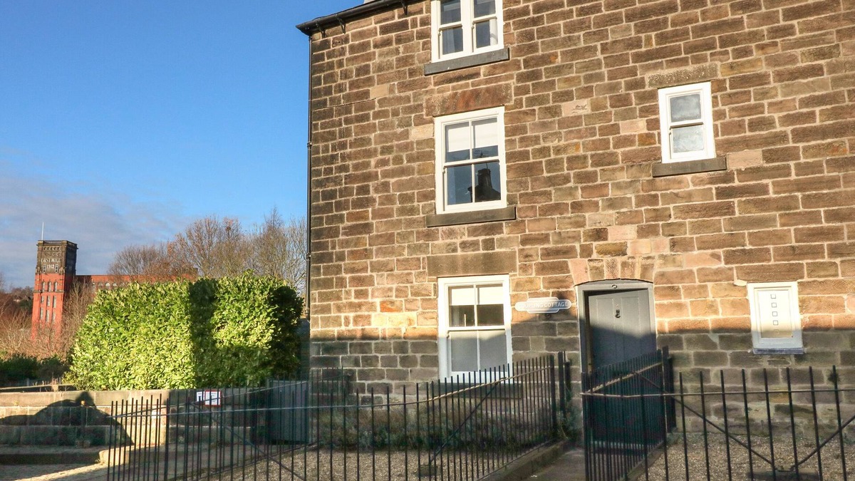 Belper Cottage | COUPLING COTTAGE, pet friendly, with hot tub in Belper