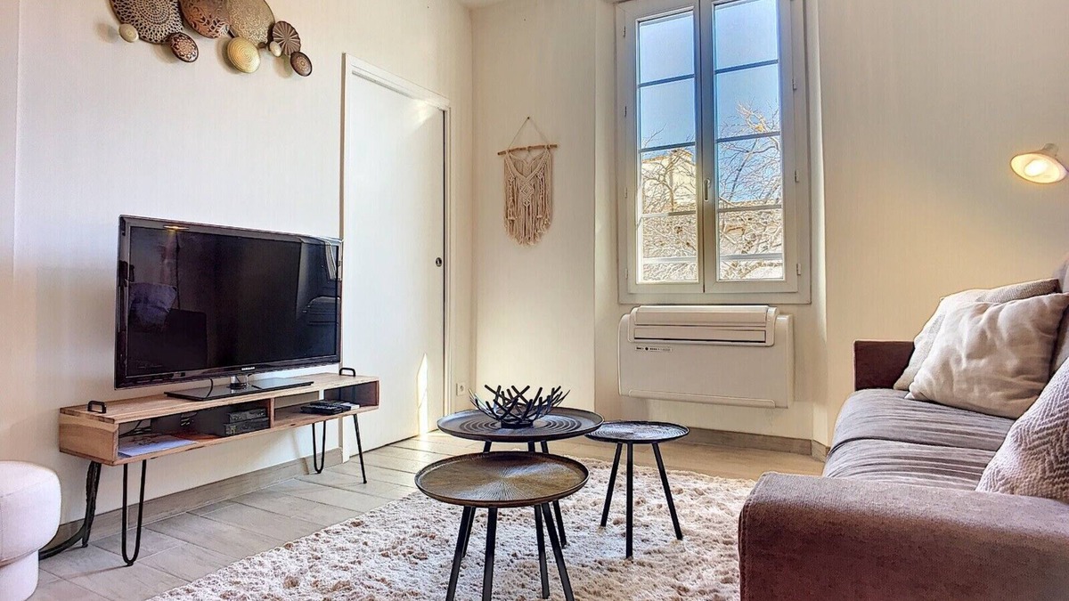 Antibes Old Town Apartment | Cours Massena on Marché Provencal