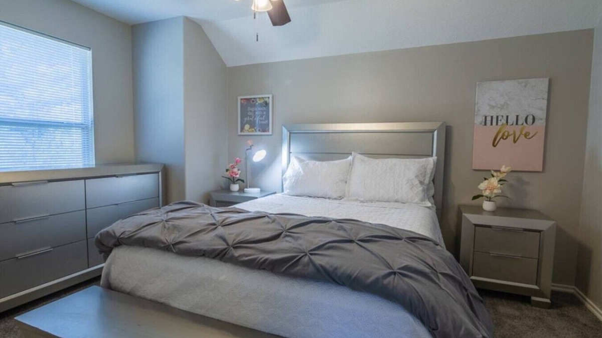 Cypress House | Court Green - Cozy 5BR Retreat | Huge Yard & Relaxing Vibes