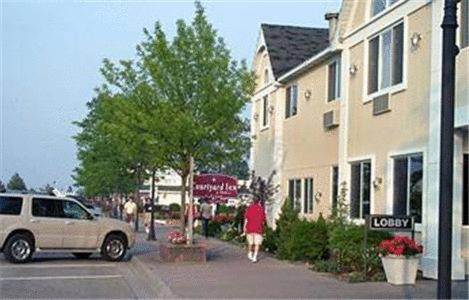 Mackinaw City Hotel | Court Plaza Inn & Suites of Mackinaw