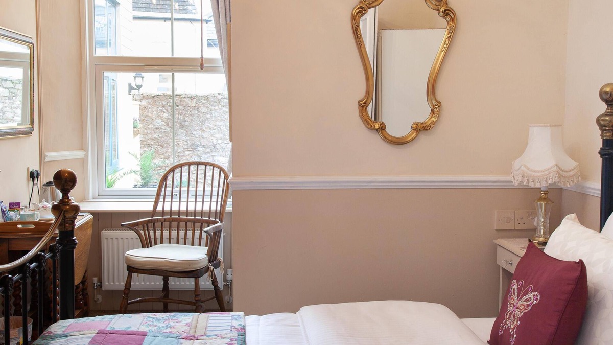 Torquay City Centre Bed & Breakfast | Court Prior Boutique B&B – Deluxe Single with free Wi-Fi and parking