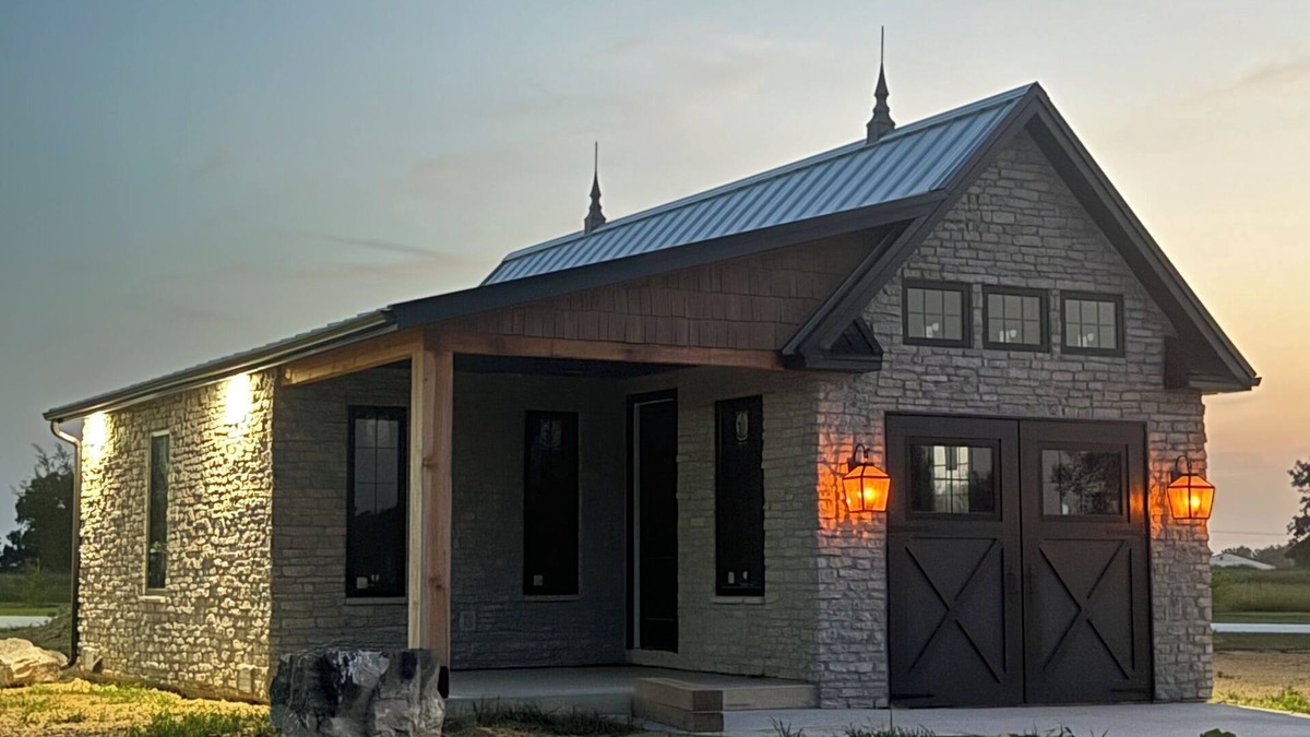 Marionville Cottage | Courtside Cottage next to Pickleball Warehouse. Unique place to stay!