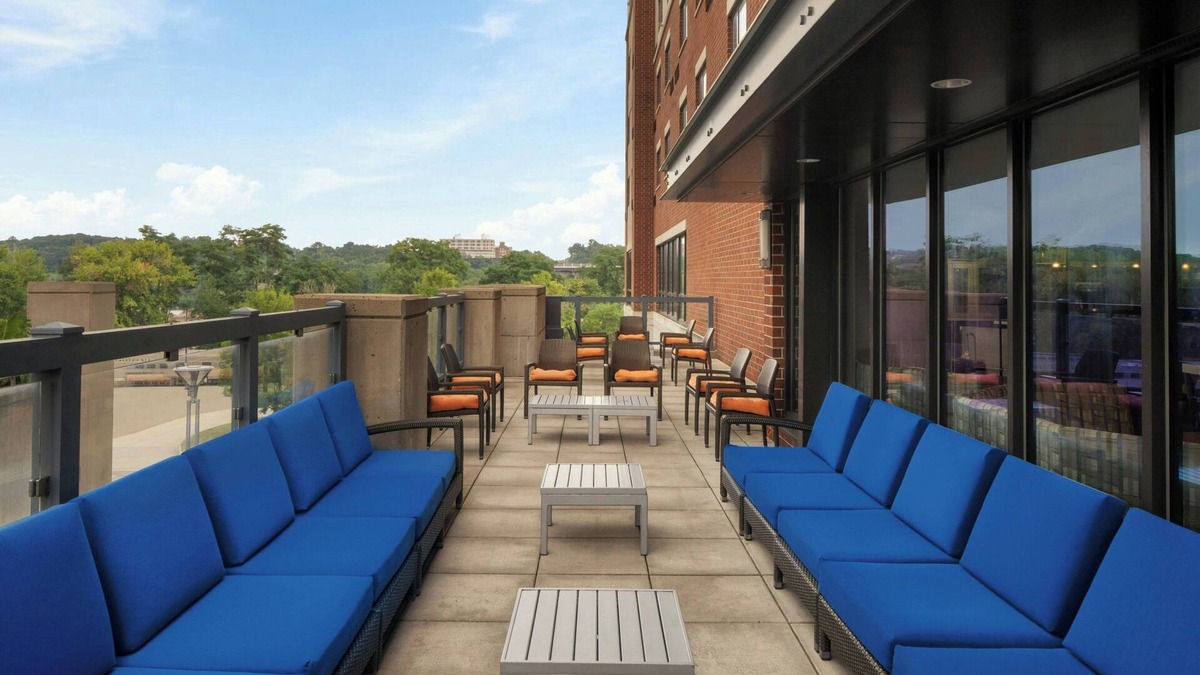 Elizabeth Park Valley Hotel | Courtyard Akron Downtown