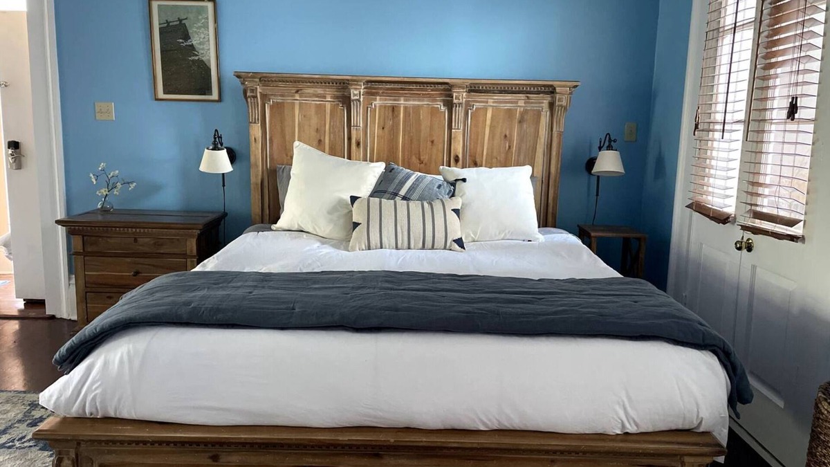 Arts/Warehouse District Apartment | Courtyard Balcony Condo/Walk to Convention