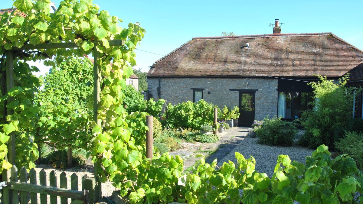Templecombe House | Courtyard Barn 5* rated in stunning rural location on Somerset, Dorset border.