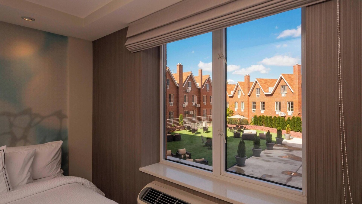 Auburndale Hotel | Courtyard by Marriott New York Queens/Fresh Meadows
