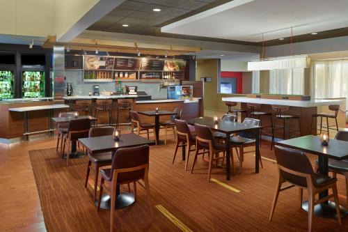 Highlands - Perkins Hotel | Courtyard by Marriott Baton Rouge Acadian Centre/LSU Area