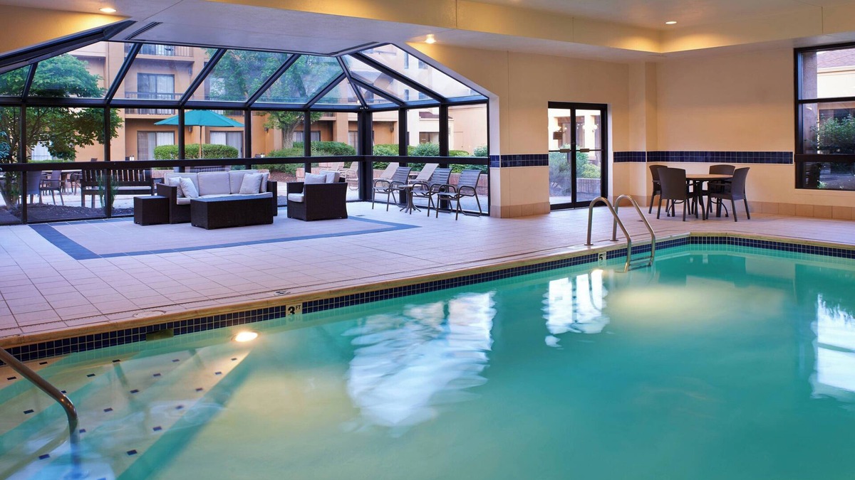 Crosswoods Hotel | Courtyard by Marriott Columbus Worthington