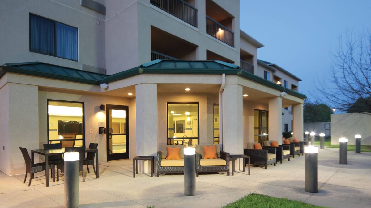 Dayton Hotel | Courtyard by Marriott Dayton North