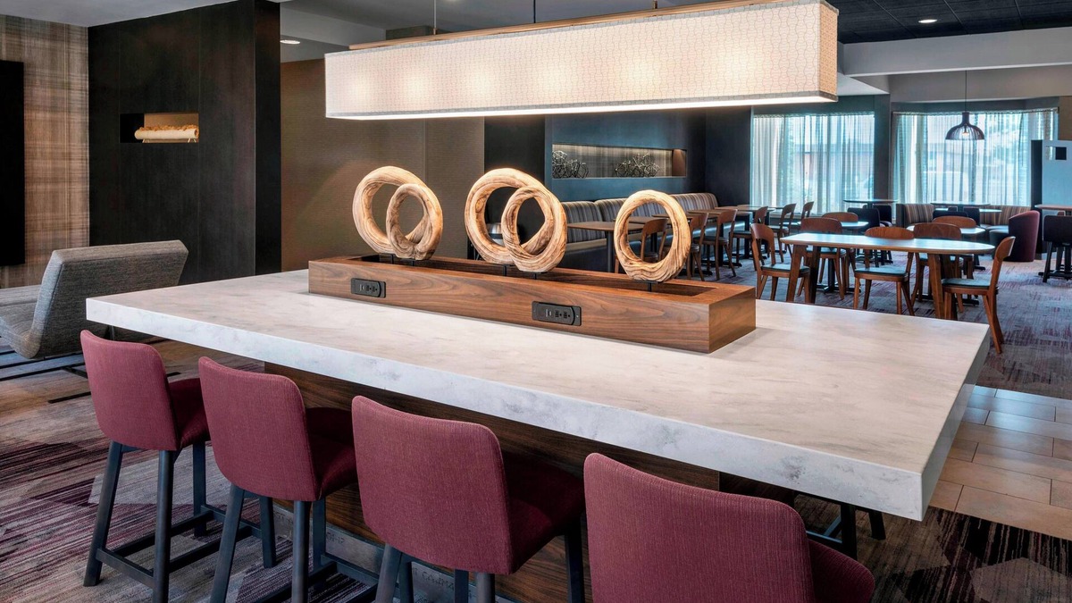 Newark Hotel | Courtyard by Marriott Newark Liberty International Airport