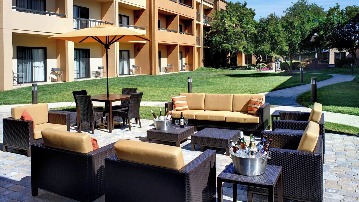 Holland Hotel | Courtyard by Marriott Toledo Airport Holland